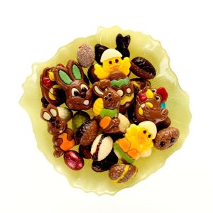 Voorjaarsschaal met paaschocolade