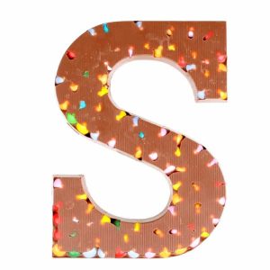 Chocoladeletter met smarties of spikkels